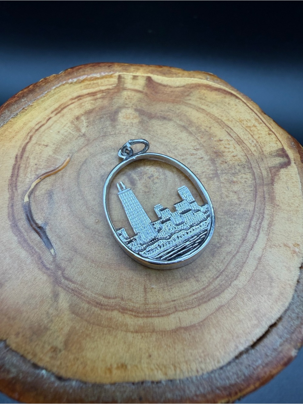3.4g - Sterling Silver City Skyline Pendant Necklace